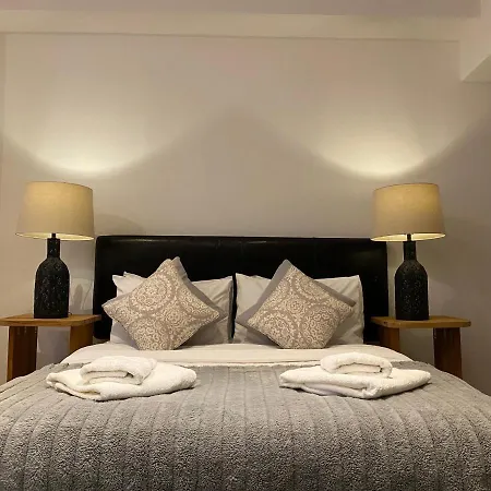 Queen Street Apartments-3